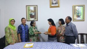 Read more about the article Serah Terima Sumbangan Gedung Keluarga Bapak SURYONO BROTODIHARDJO ke Ketua Umum YSI Cabang Yogyakarta