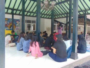 Read more about the article Bakti Sosial Unit Kegiatan Mahasiswa  Sepak bola &  Futsal UGM di Yayasan Sayap Ibu Cabang DIY